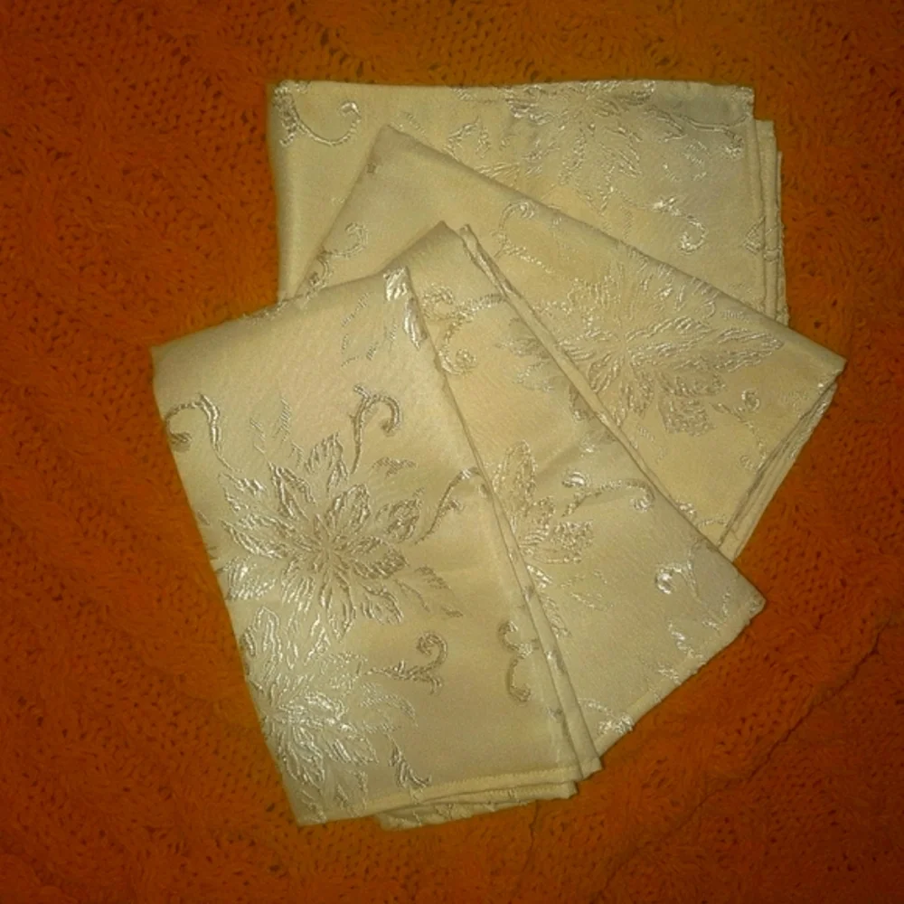 4 Metallic Poinsettia Damask Gorgeous Cloth Napkins NWOT c